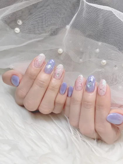 淡いパープルとラメのシアーネイル